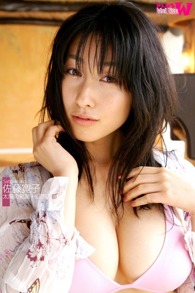 巨乳女優ランジェリー画像 佐藤寛子 写真集 太陽の軌跡＋幻想の都